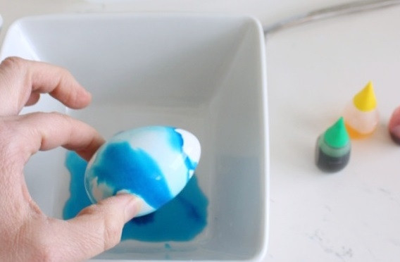 1. Этап. Оригинальные пятнистые яйца: 1. Капните небольшое количество красителя в мисочку. Добавьте чуточку уксуса или воды. Окуните сваренное вкрутую яйцо, чтобы придать ему немного цвета.