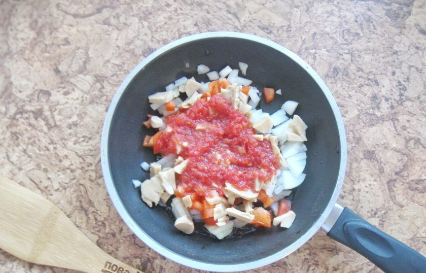1. Этап. Баклажаны по-турецки: Помидор измельчите любым способом и добавьте к луку, перцу и грибам.