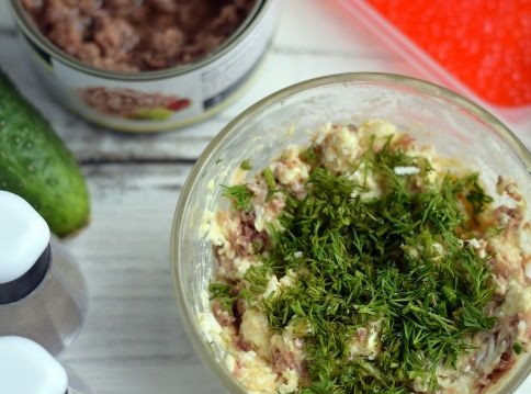 1. Этап. Бутерброды с тунцом и икрой: 5. В последний момент добавляем нарезанный укроп и снова все перемешиваем.