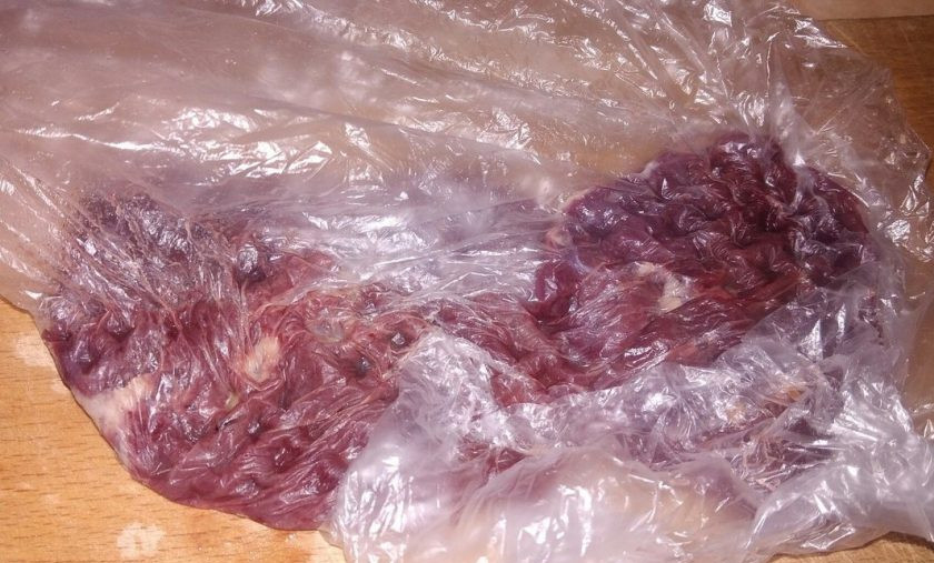 1. Этап. Отбивные из куриной печени в овсяных отрубях: 2. Заворачиваем печень в пакет или оборачиваем пищевой пленкой и отбиваем. Обертывание нужно для того, чтобы не разлетались брызги.