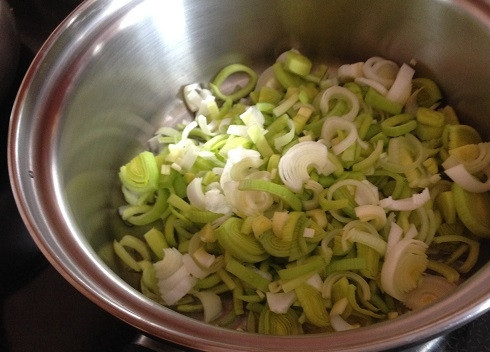 1. Этап. Итальянский луковый суп: 3. Отправляем лук в кастрюлю обжариваться до мягкости.