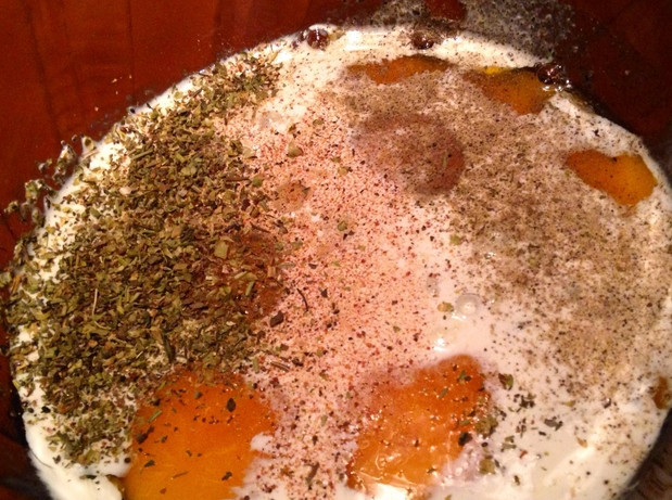 1. Этап. Грудка с брокколи в мультиварке: Приготовим заливку. Смешиваем яйца, соль, перец, сливки и прованские травы. Взбиваем массу венчиком.