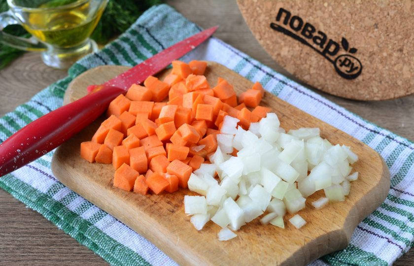 1. Этап. Кабачки с помидорами и морковью на зиму: Кубиками нарежьте лук и морковку.