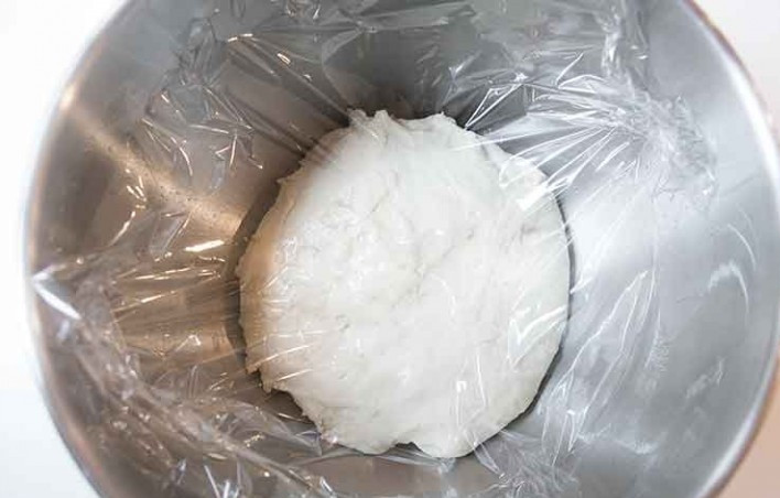 1. Этап. Хлеб из картофеля: 3. Поместите тесто в предварительно смазанную оливковым маслом миску, накройте его пленкой и дайте подняться минимум 2 часа, лучше на ночь.