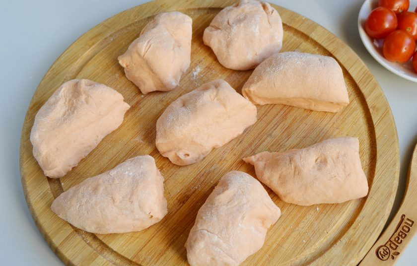 1. Этап. Томатные булочки: 5. Помидоры вымойте, обсушите бумажным полотенцем. Тесто разделите на 8 частей.