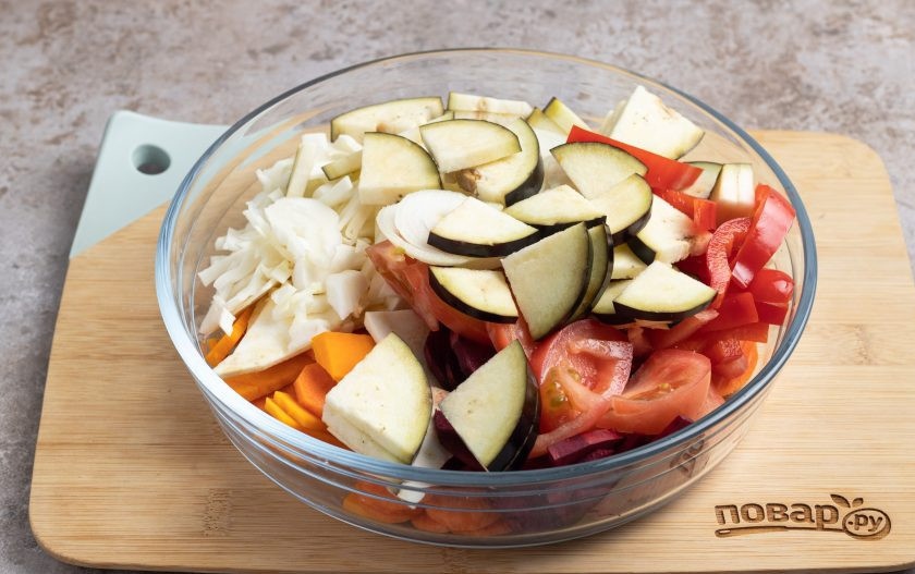 1. Этап. Соус Демиглас из овощей: Соедините все овощи в глубокой форме для запекания.