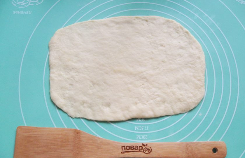 1. Этап. Пирожки Минутка из чудо-теста: Каждую часть теста раскатайте в прямоугольный пласт.