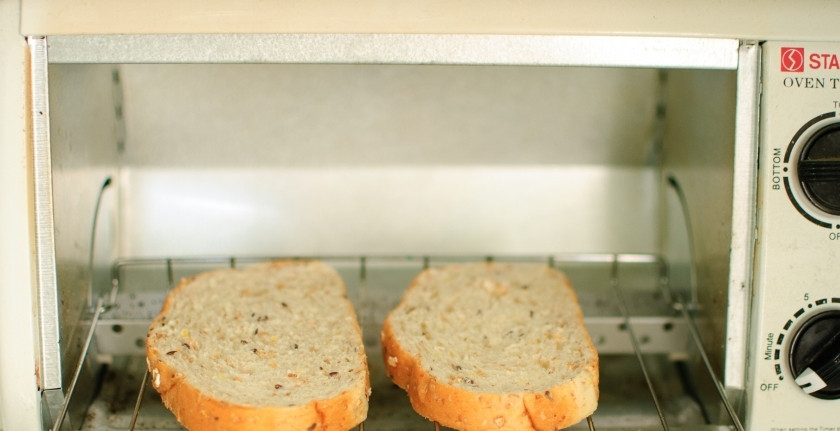 1. Этап. Сэндвич с колбасой: Сначала обжарим хлеб. Можете сделать это в тостере или же в духовке.