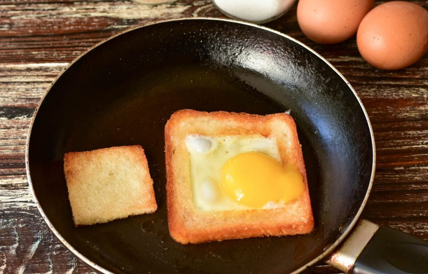 1. Этап. Яичница по-бирмингемски: В центр осторожно вбейте куриное яйцо. Если оно крупное по размеру, тогда немного белка оставьте.