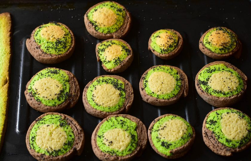 1. Этап. Печенье Киви: Отправьте печенье в разогретую до 190 градусов духовку на 10-15 минут.