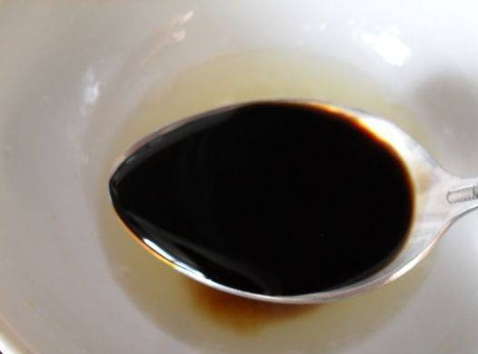 1. Этап. Креветки на мангале: В соевый соус выдавите сок лимона. Хорошо перемешайте.