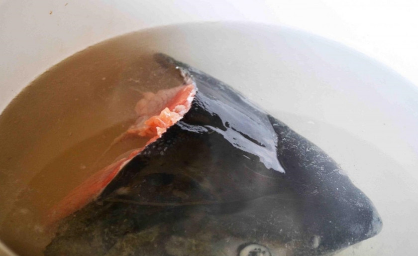 1. Этап. Солянка из рыбы: 1. Сперва приступаю к рыбному бульону: рыбный каркас (голову и кости) мою и помещаю в кастрюлю, заливаю водой и варю 25 минут, после этого вынимаю все и выбрасываю, а бульон отставляю в сторону.