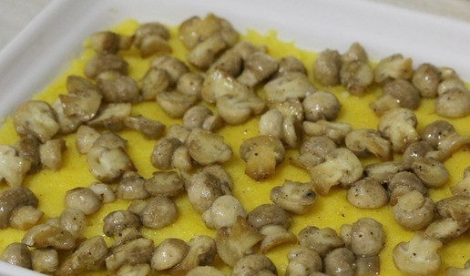 1. Этап. Полента с грибами и сыром: Готовые грибы выложить на поленту.