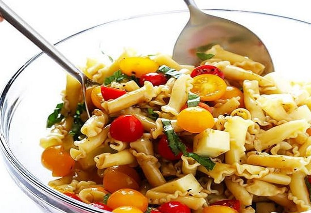 1. Этап. Макаронный салат Капрезе: 3. Аккуратно перемешайте все ингредиенты.