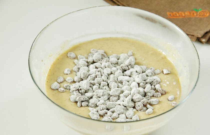 1. Этап. Тыквенный кекс с изюмом: Перемешайте тесто до однородности и добавьте обсушенный изюм, присыпанный мукой.