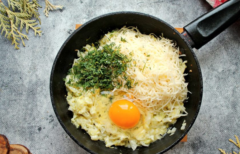 1. Этап. Капустники: Разбейте в сковороду с капустой яйцо, добавьте измельченную зелень и тертый на средней терке сыр. Все хорошо перемешайте.
