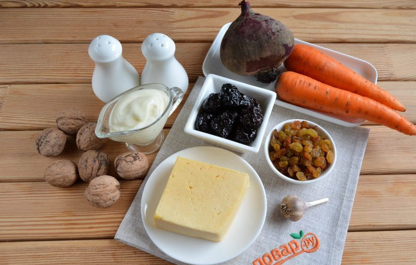 1. Этап. Салат Любовница: Подготовьте ингредиенты – отварите свеклу, хорошо вымойте морковь, при необходимости замочите и промойте сухофрукты.