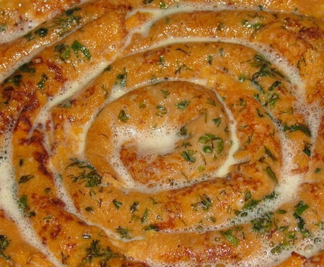 1. Этап. Блинная улитка с мясным фаршем: Поливаем пирог заливкой.