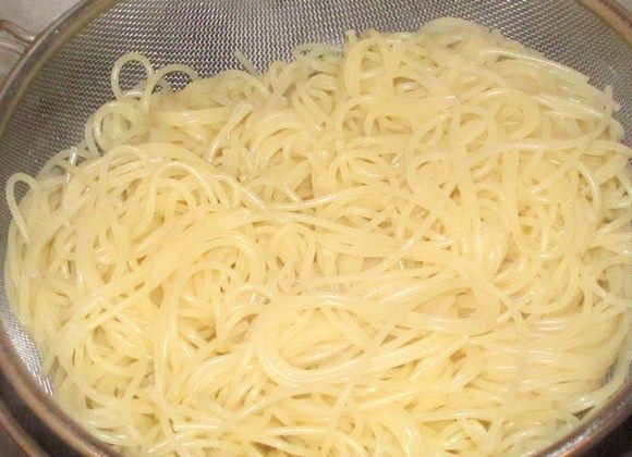 1. Этап. Макароны с грибами и сыром: 7. Готовые макароны откинуть на дуршлаг, чтобы стекла лишняя вода. Дополнительно взбрызнуть оливковым маслом (при желании можно добавить сливочное масло).