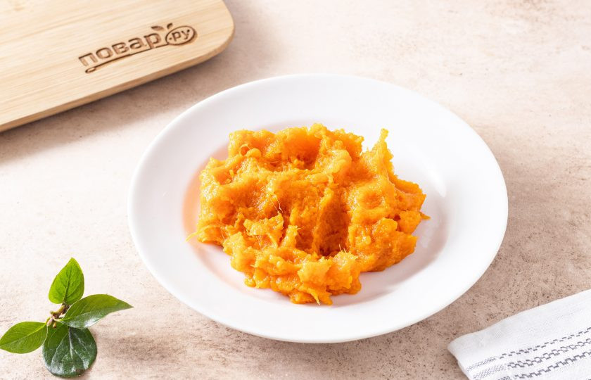 1. Этап. Панкейки из батата: Очистите батат от кожуры, измельчите вилкой в пюре и отмерьте 125 грамм для приготовления панкейков.