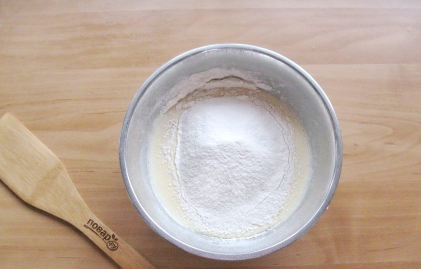 1. Этап. Пирог с судаком: Насыпьте в миску муку.