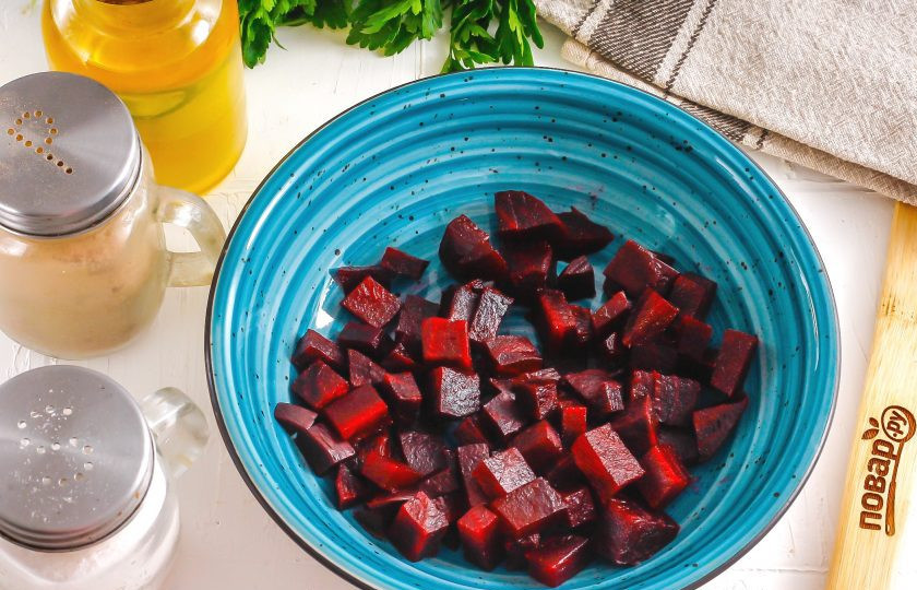1. Этап. Свекла по-монастырски: Отварную или запеченную свеклу очистите от кожуры и промойте в воде. Нарежьте средними кубиками или ломтиками. Выложите нарезку в глубокую емкость.