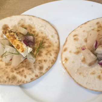 Печёная фета с ананасной сальсой