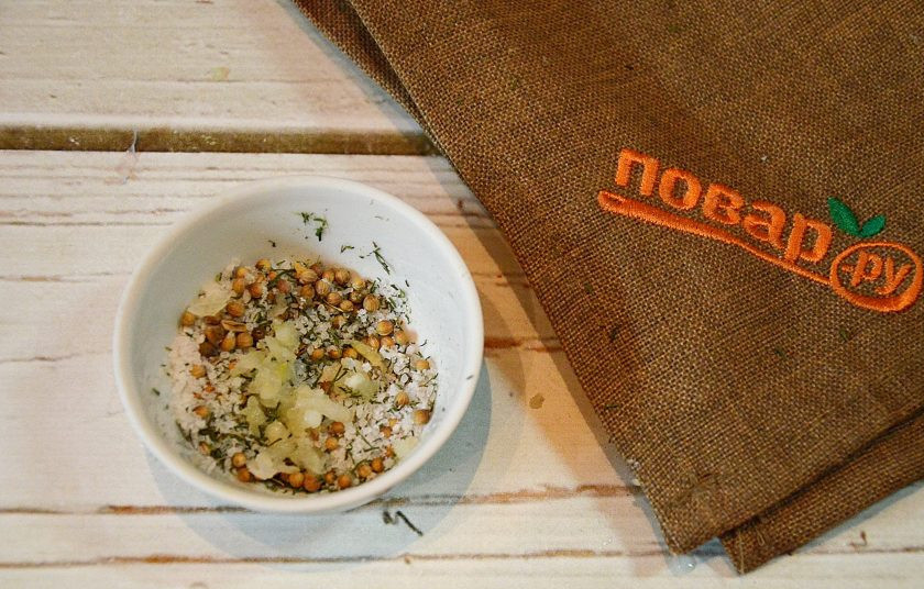 1. Этап. Малосольные огурчики без рассола: 1. Смешайте соль, семена укропа и измельченный чеснок.