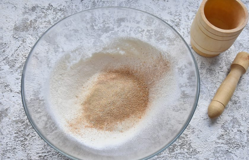 1. Этап. Кексовый кулич на Пасху: Добавьте к муке специи, соль, ванилин и разрыхлитель.