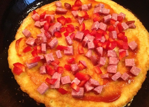 1. Этап. Картофельная пицца на сковороде: Распределяем кусочки перца и колбасы.