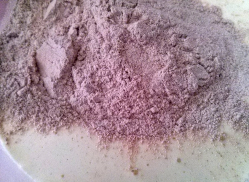 1. Этап. Бисквитный пирог с вишней: Специи смешайте с сахаром и взбейте с яйцами до устойчивой белой пены. В отдельной посуде смешайте ржаную муку, какао и разрыхлитель. Аккуратно перемешайте муку с яичной смесью с помощью силиконовой спатулы, двигаясь сверху вниз. Добавляйте муку частями в 2-3 этапа.