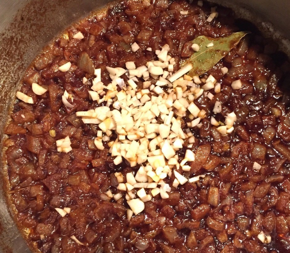 1. Stage. Nourishing Alpine goulash soup: Finely chop the garlic and add to the meat with the paprika and onions.