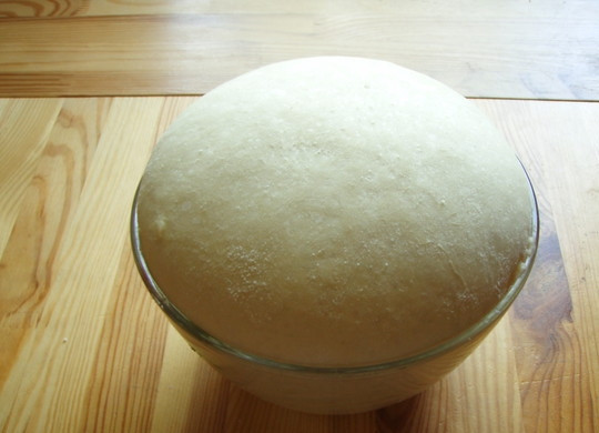 1. Этап. Булочки с вишней: 1. С тестом все довольно стандартно - растворите дрожжи в теплом молоке, добавьте сахар. Соль с мукой просейте. Влейте в тесто растительное масло, всыпьте муку и оставьте в теплом месте, накрыв полотенцем, чтобы оно подходило.