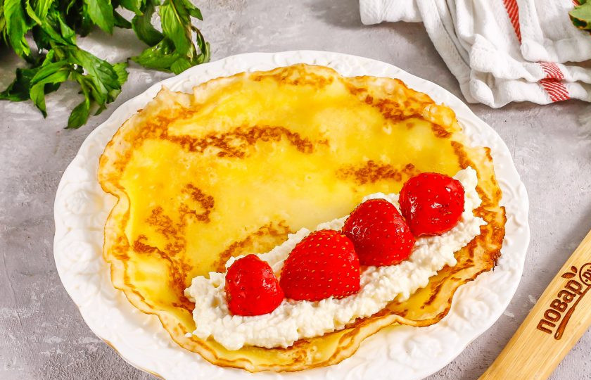 1. Этап. Десертные роллы: Клубнику очистите от хвостиков и промойте в воде. Выложите 1-2 ст.л. творожной начинки на край блина. На нее выложите клубнику. Сверните все рулетиком.