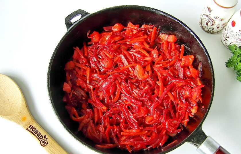 1. Этап. Борщ русский: На растительном масле приготовьте заправку. Обжарьте сначала до мягкости лук, затем добавьте морковь и свеклу. Когда все овощи будут готовы, добавьте помидоры или томатную пасту. Можно добавить 1-2 щепотки сахара. Потушите все вместе еще 3-4 минуты. В самом конце добавьте немного уксуса по вкусу.