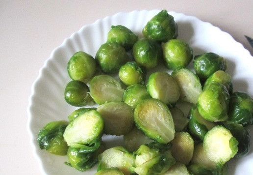 1. Этап. Салат из брюссельской капусты: Капусту охладить, и крупные качанчики разрезать пополам.