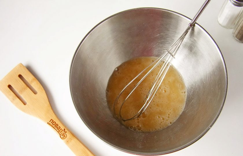 1. Этап. Заливной пирог с курицей и грибами: В глубокой миске взбейте яйца с 0,5 ч.л. соли.