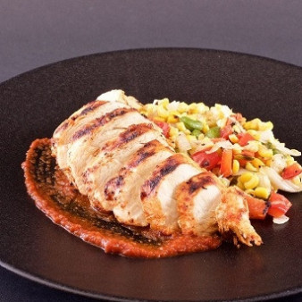 Курица на гриле с овощами и соусом барбекю