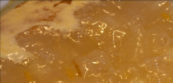 1. Этап. Суп из семги: Добавим картошку в кастрюлю и заливаем водой. Когда вода закипит , добавляем обжаренные овощи.