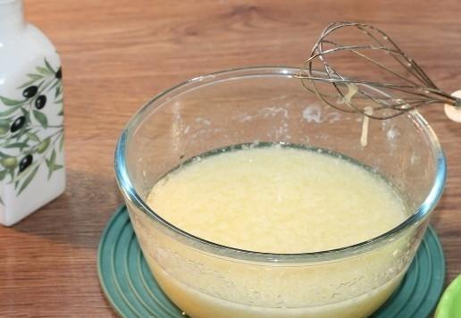 1. Этап. Пирог на кефире с персиками: 3. Вбиваю в миску 2 яйца и 1 желток. Всыпаю 1 щепотку соли и взбиваю венчиком.