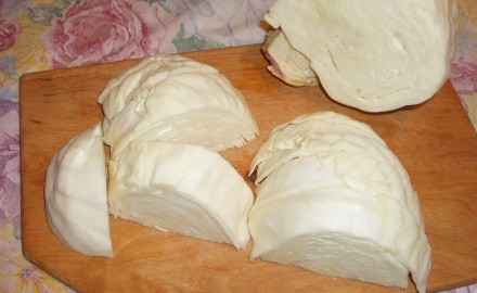 1. Этап. Маринованная капуста на скорую руку: 2. Капусту нарезаем крупными кусками.