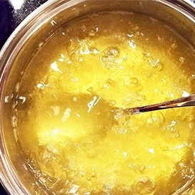 1. Этап. Охотничий салат: Налейте уксус в кастрюлю, добавьте соль, сахар, растительное масло и доведите до кипения. Маринад готов!