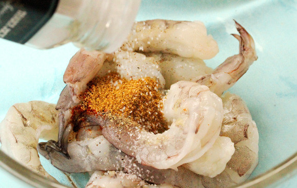 1. Этап. Салат под соусом: 1. Свежие креветки нужно промыть как следует под проточной водой и обсушить бумажной салфеткой. Всыпать щепотку зиры, чили, сушеного чеснока, соли и перца.