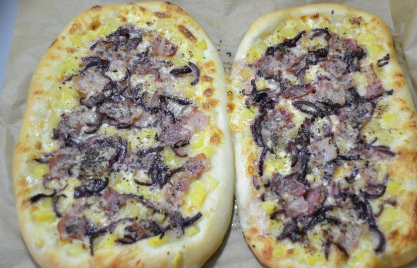 1. Этап. Пицца по-немецки: Выпекайте пиццу в духовке при температуре 180-200 градусов 25-30 минут.