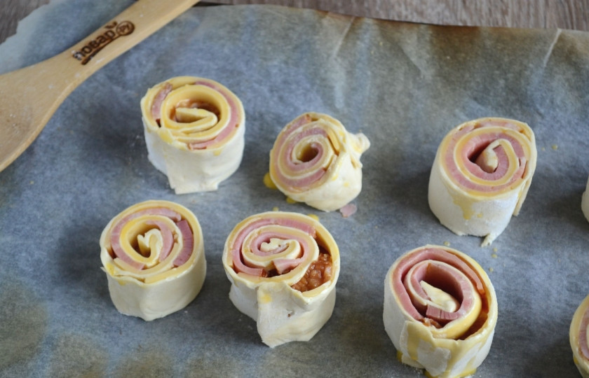 1. Этап. Закусочные булочки (классная идея!): Каждый рулетик смажьте взбитым яйцом, чтобы при запекании булочки получили красивый золотистый цвет. Запекайте булочки в духовке при 200 градусов 20-25 минут.