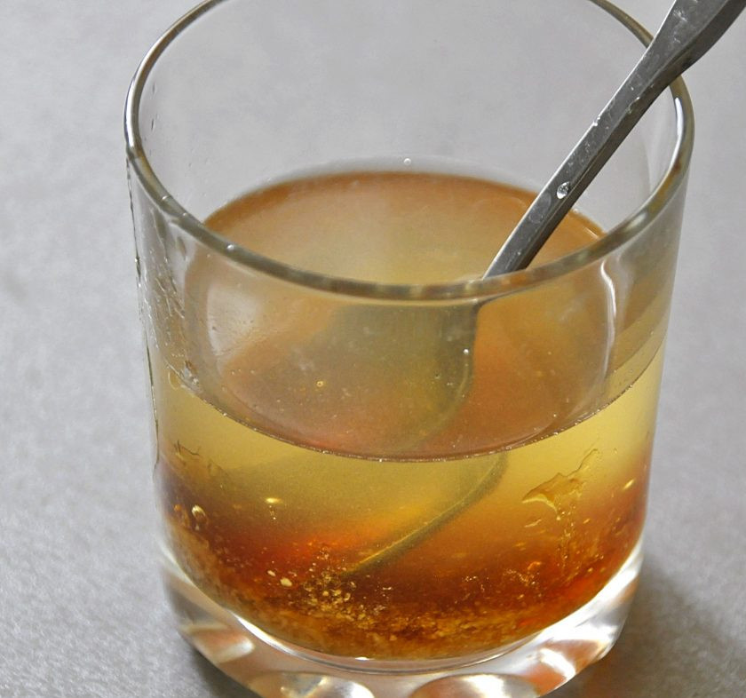 1. Этап. Рижский хлеб по ГОСТу: Добавьте в воду соль и патоку, размешайте до растворения.