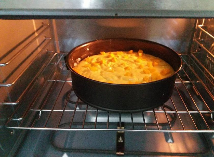 1. Этап. Влажный бисквит с манго: 8. Выпекайте бисквит в течение 45 минут при температуре 180 градусов.