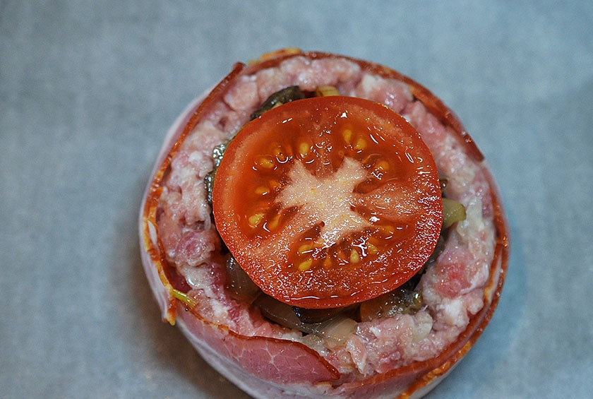 1. Этап. Мини-запеканка Сумка балканского пастуха: 8. Сверху — кружок помидора.