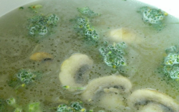 1. Этап. Сырный суп с шампиньонами и брокколи: Продолжаем варить, соль и перец добавляйте по вкусу.