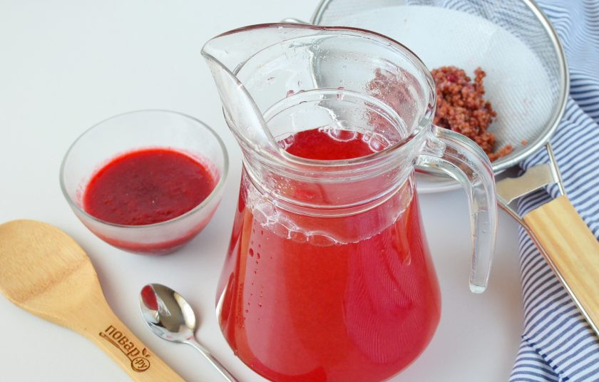 1. Этап. Морс из красной смородины: Отцедите полученный отвар, перелейте в кувшин.